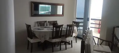 a dining room table with chairs and a mirror on the wall at Departamento en Playa Pulpos - 2 habitaciones - Piscina compartida in Arica