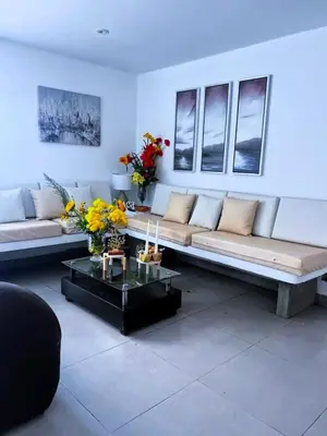 a living room with a long couch and a table at Paradice a 30 minutos del Boulevar de Asia