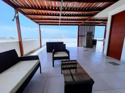 a living room with a couch and a table at Paradice a 30 minutos del Boulevar de Asia