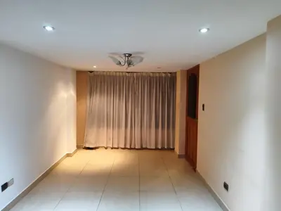 a room with a ceiling fan and a window at All sur departamento in Machu Picchu