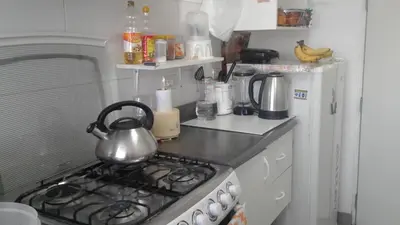 a tea kettle on a stove in a kitchen at Departamento 4p en condominio Centro de Lima in Lima