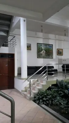 a lobby with a staircase in a building at Hotel Cerro Azul in La Merced