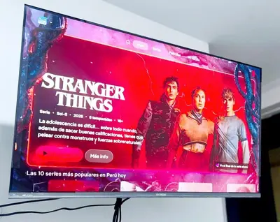 a tv screen with a movie on it at Habitación equipada en san juan de Lurigancho in Lima