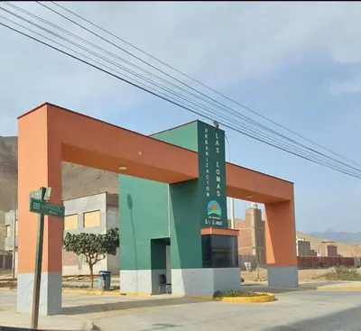 a colorful building with a sign on the street at CASA CERCA a PLAYA NAPLO CON PISCINA in Pucusana