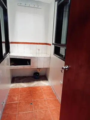 a small bathroom with a hole in the wall at Departamento de tres habitaciones amplio in Lima