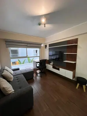 a living room with a couch and a desk at Moderno Departamento en Lima - Chorrillos in Lima