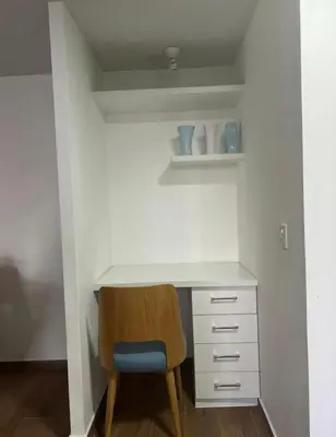 a desk and a chair in a small room at Departamento cómodo a 20 minutos del aeropuerto in Lima