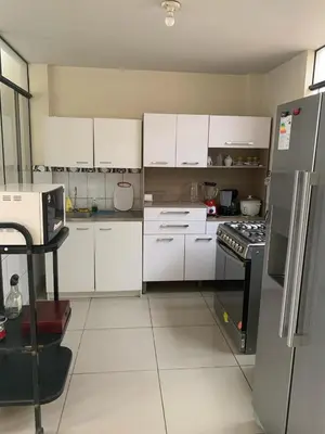 a kitchen with white cabinets and a refrigerator at Apartamento cerca a lugares turísticos en Ica para 5 personas in Ica