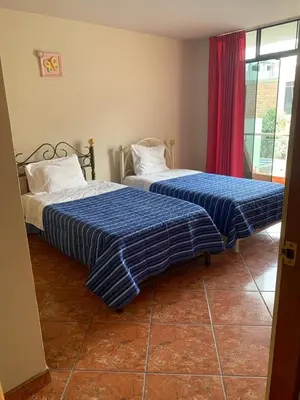two beds sitting next to each other in a room at Apartamento cerca a lugares turísticos en Ica para 5 personas in Ica