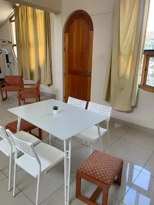 a white table and chairs in a room at Apartamento cerca a lugares turísticos en Ica para 5 personas in Ica