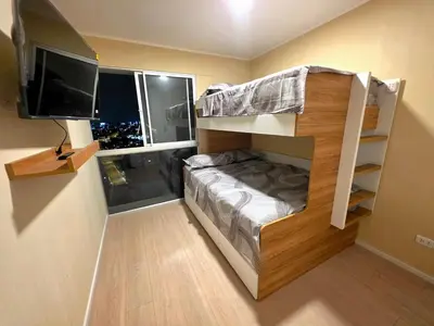 a small room with a bunk bed and a television at Lujoso departamento y céntrico en Lima in Lima