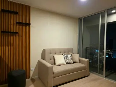 a brown couch in a room with a window at Lujoso departamento y céntrico en Lima in Lima