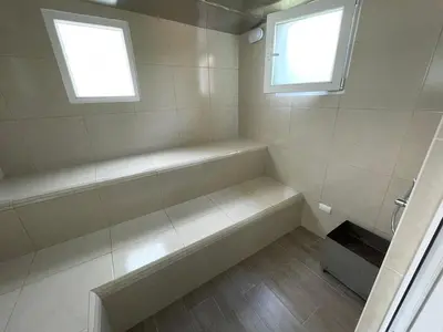 a bathroom with a tub and two windows at Hermosa Casa de Campo en Azpitia in Santa Cruz de Flores
