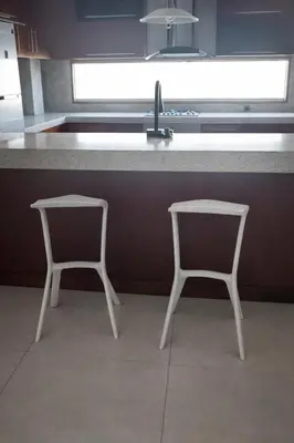 two chairs sitting in front of a kitchen counter at Casa Matta in Sunampe