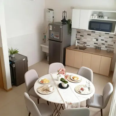 a small kitchen with a table and chairs in a room at E Free Parking Wifi Pro Laundry 1B 204 in Lima
