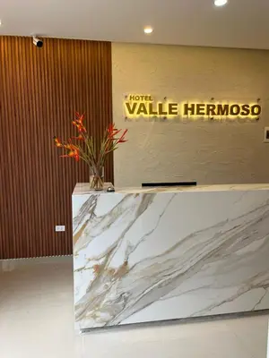 a marble counter in a lobby with a sign on the wall at Valle Hermoso in San Ramón
