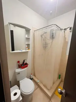a bathroom with a toilet and a shower at Casa privada y acogedora en Ica con Parking in Ica