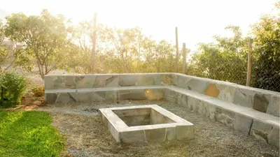 a stone bench sitting in the middle of a yard at Casa de campo Cieneguilla Vista Bonita in Cieneguilla