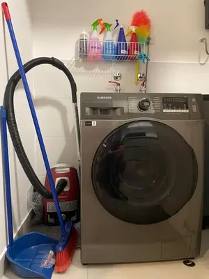a washing machine with a mop next to it at Acogedor Departamento en Centro Histórico de Cusco in Cusco
