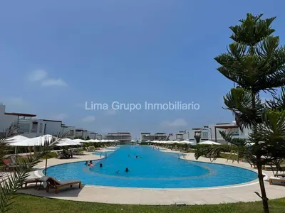 a swimming pool at a resort with people in it at Duplex Condominio Míkonos Asia in Asia