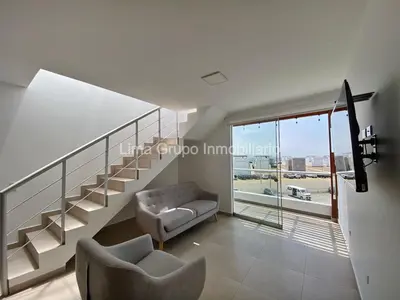 a living room with a staircase and a couch at Duplex Condominio Míkonos Asia in Asia