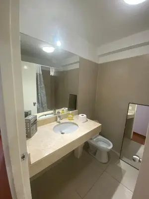 a bathroom with a sink and a toilet at Hermoso apartamento de 3 habitaciones frente a parque en San Isidro in Lima