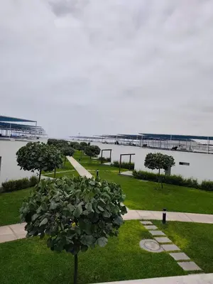 a park with trees and a body of water at Vacaciones sin Estres, ambiente relajado y familiar in San Antonio