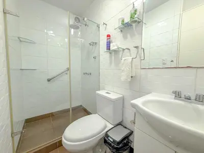 a bathroom with a toilet and a shower and a sink at Amplio depa 3 habitaciones en Costanera in Lima