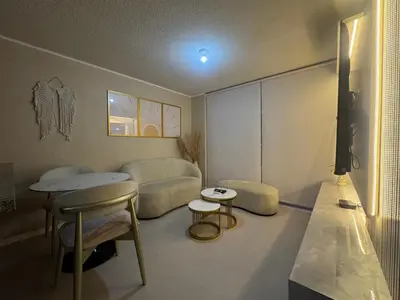 a living room with a couch and a table at Flat 1BR San Miguel cerca a Malecón con balcón in Lima