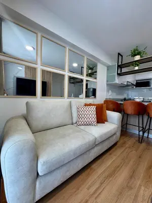 a living room with a couch and some windows at Departamento 2BR Santa Beatriz cerca al Circuito Mágico del Agua Céntrico in Lima