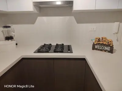 a kitchen counter with a stove and a welcome sign at Departamento The Lead 509 con Piscina in Lima