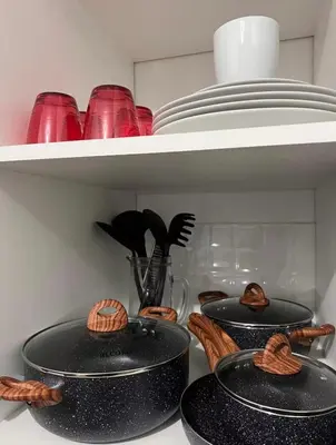 two black pans sitting on a shelf with plates at Habitación con baño privado, duplex con ambientes compartidos in Lima