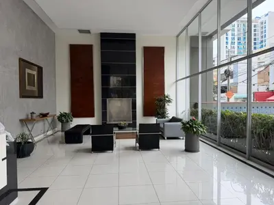 a large lobby with chairs and a television in a building at Apartamento con ascensor en segundo piso, Miraflores in Lima
