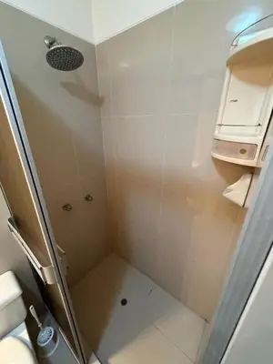 a shower with a glass door in a bathroom at Apartamento con ascensor en segundo piso, Miraflores in Lima