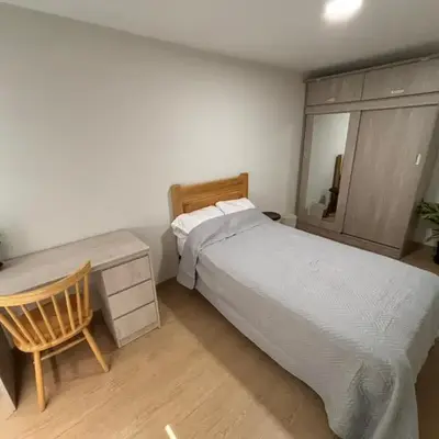 Amplia habitación con baño propio a 20 min del aeropuerto