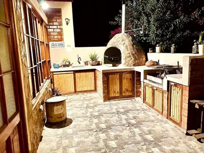 a kitchen with a counter and a pizza oven at Casa de Campo Quives Majestuoso 5BR in Santa Rosa de Quives
