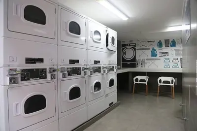 a laundry room with a bunch of washing machines at Lima Flats 2 in Lima