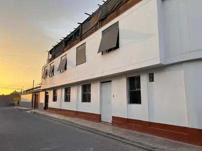 a white building with windows on the side of it at Hospedaje el Telar in Nazca
