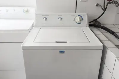 a white washer and dryer in a kitchen at Apartamento Edificio Pardo Cinco in Lima