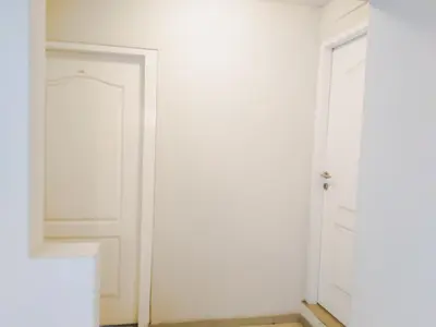 a room with a door and a closet at Departamento Monterrico in Lima