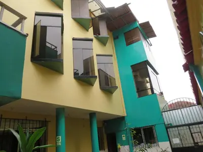 a building with green and yellow at Hospedaje Del Pilar en Magdalena del Mar in Lima