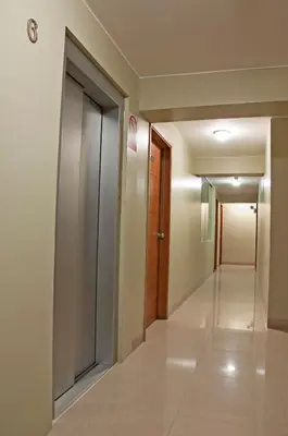 an empty hallway with a door in a building at Flamante Hotel & Suite in Lima