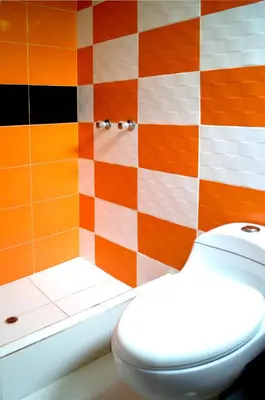 a bathroom with a toilet and a colorful wall at Hostal Los Angeles in Barranca