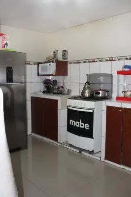 a kitchen with a stove and a refrigerator at Rosenverg B&B Tours in Lima
