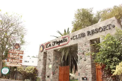 a building with a sign for a club restaurant at Resort la Fogata Cieneguilla in Cieneguilla