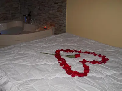 a heart made out of roses on a bed at Septima Maravilla in Lima