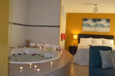 a room with a bath tub and a bed at Kajaca Suite Hotel in Huacho