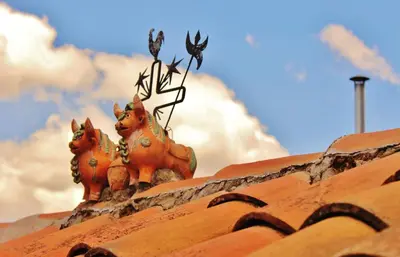 two statues of cats on top of a roof at Casa De Mama Cusco - The Treehouse in Cusco