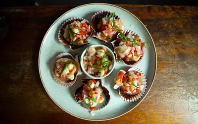 a plate of cupcakes with shrimp and vegetables on it at Hotel Campo & Leña in Cieneguilla