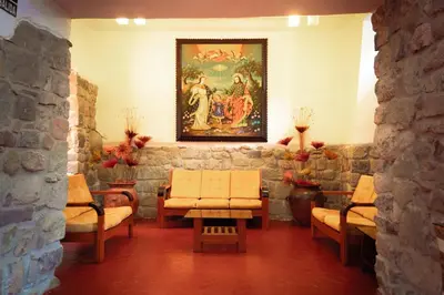 a waiting room with chairs and a painting on the wall at Siete Ventanas in Cusco
